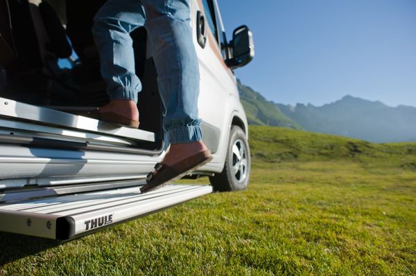 Manuálny výsuvný schodík pre karavan Thule Single Step V10, 550, hliník