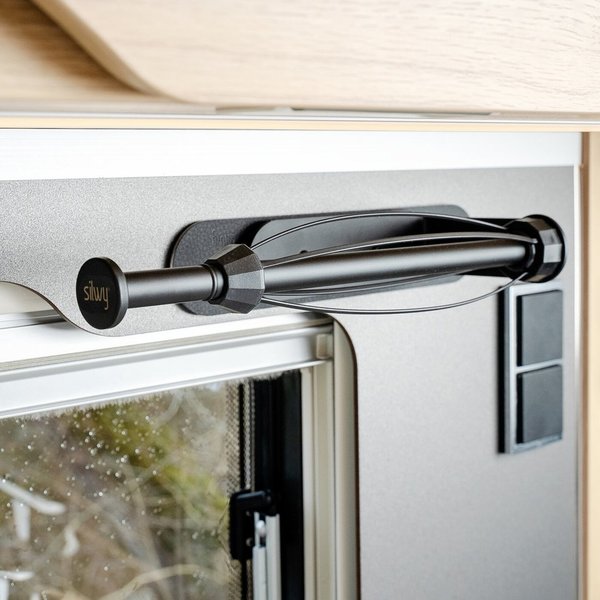 Magnetický držiak na kuchynské utierky vrátane kovovej tyče