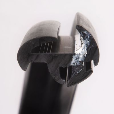 Gumový profil s tesniacou hmotou