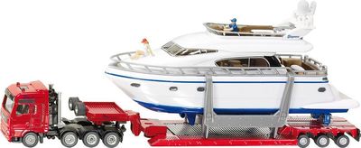 Ťažký kamión s jachtou
