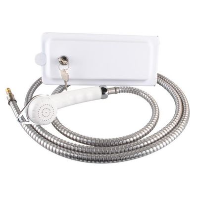 Vonkajšia uzamykateľná prípojka na vodu Reich so sprchovou hadicou biela